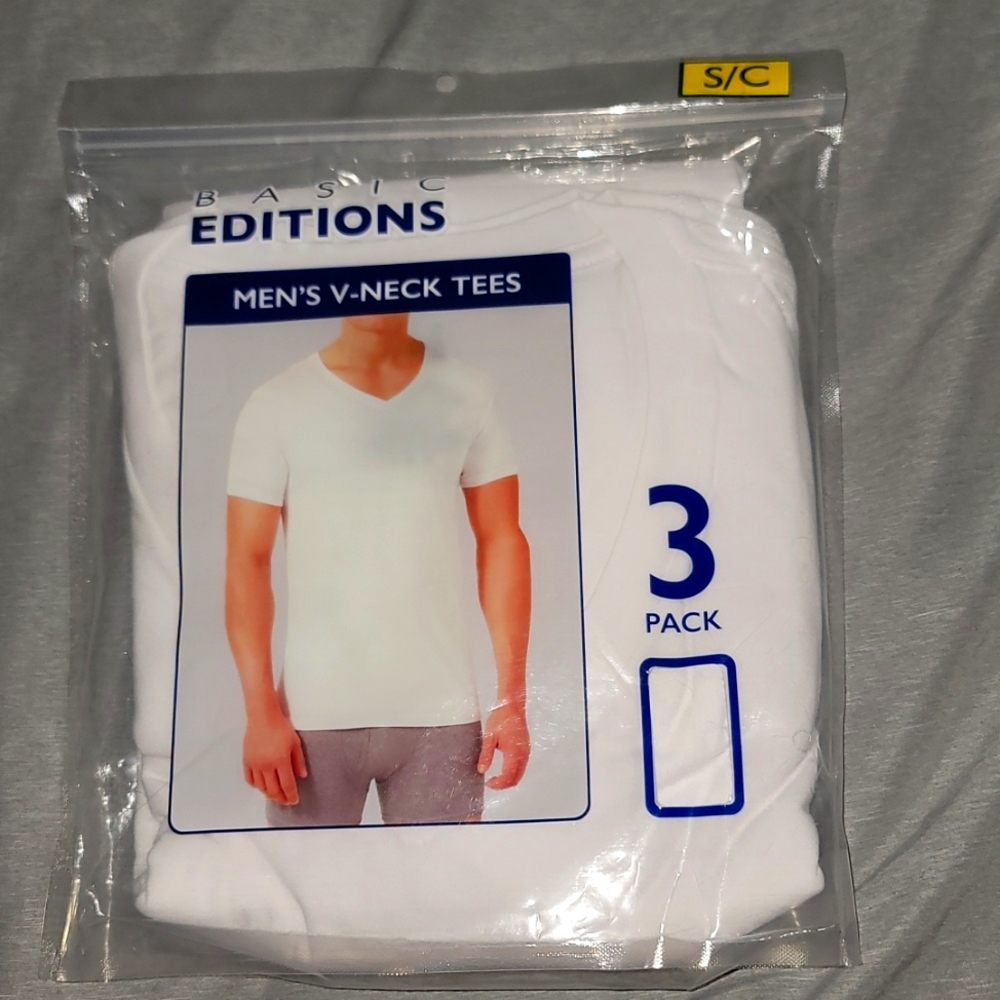 3 pack of men's white V neck t shirts